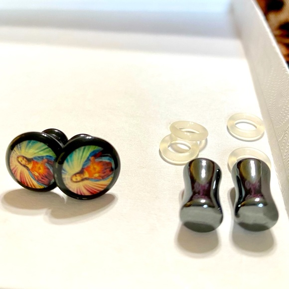 BOGO! 🙏2 gauge Jesus plugs & Silver plugs - Picture 2 of 9